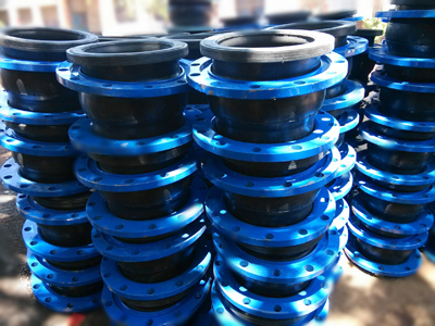 銀川(chuān)大口徑橡膠軟接頭發貨現場